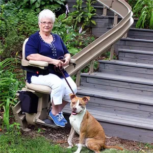 Elite-OutdoorCurve-grandma_dog